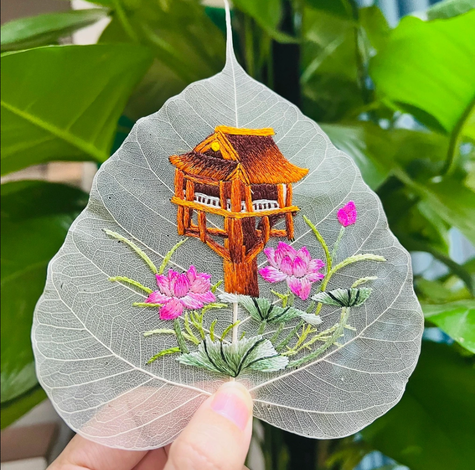 Tranh thêu trên lá bồ đề